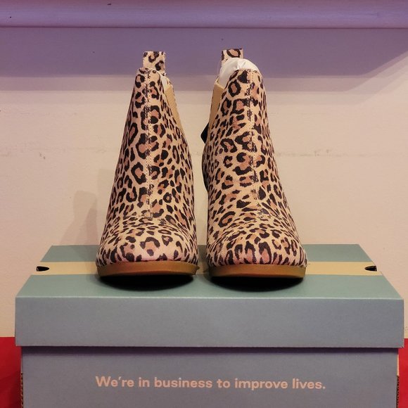 BRAND NEW TOMS, DESERT TAN LEOPARD SUEDE KELSY BOOTIES, 7.5!!! - Picture 1 of 9